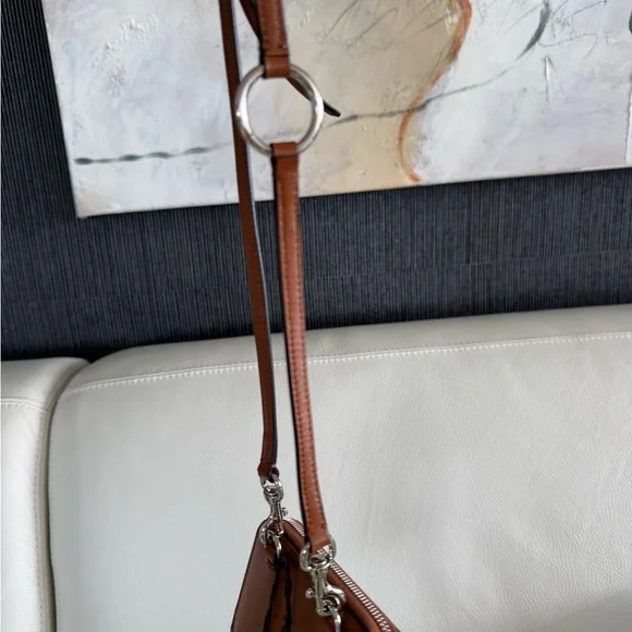 LOW START!! Valentino Garavani wallet V logo on zipper pull with removable strap - Picture 7 of 13